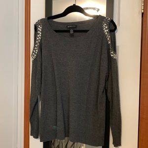Cute casual sweater with open arm